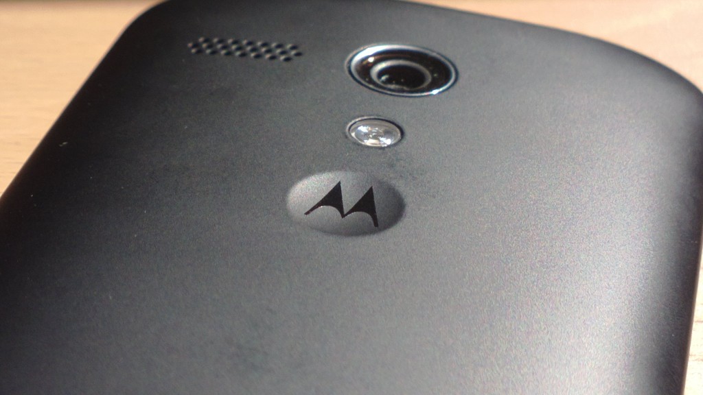 moto g review back moto logo dimple ycp