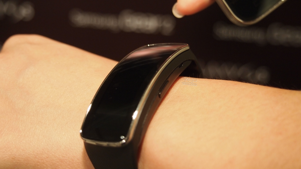 samsung-gear-fit-ycp-preview-on-wrist