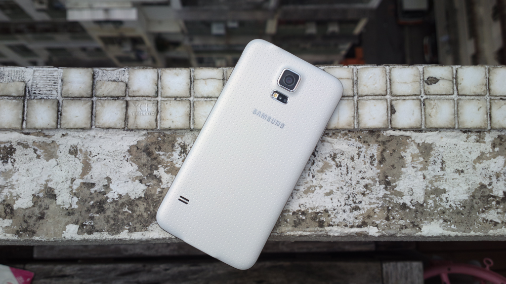 ycptech-reviews-samsung-galaxy-s5-beauty-shots-back-white-cover1