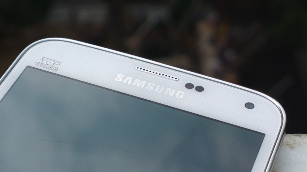 ycptech-reviews-samsung-galaxy-s5-beauty-shots-front-top-logo-ear-piece1