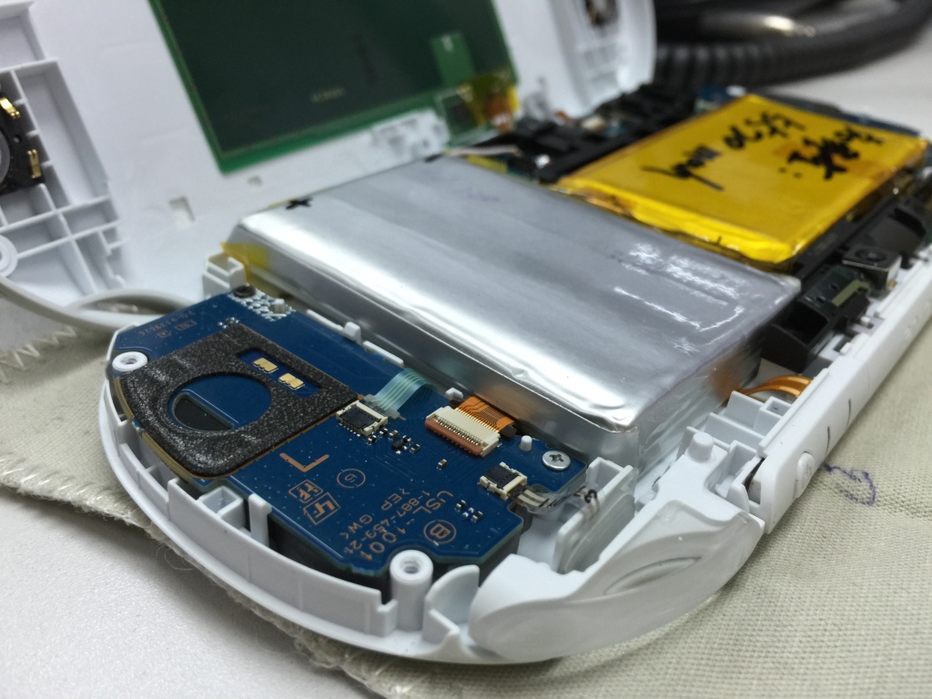 here's that second battery. It's even thicker than that gold one but again, there's no marking stating its mAh.