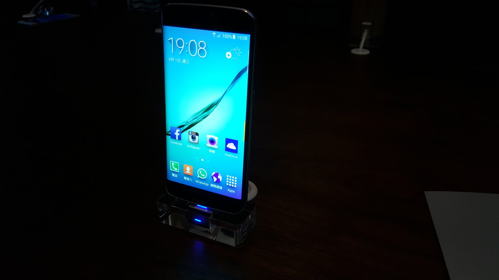 Samsung Galaxy S6 camera sample indoor lowlight