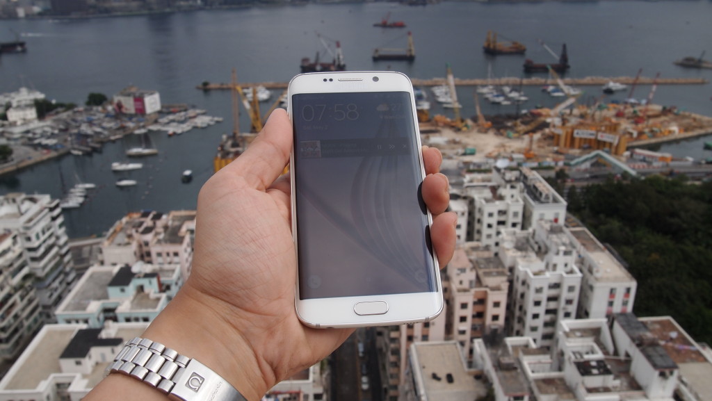 Samsung Galaxy S6 Edge review ycptech design in hand
